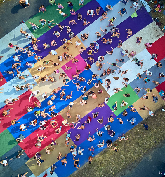 BIALOBRZEGI, POLONIA - 13-15 de julio de 2019: Hermosa vista panorámica del dron aéreo sobre la gente divirtiéndose durante el concierto en el Festival Wibracje 3.0 de Polonia - uno de los festivales al aire libre más grandes de Polonia
 - Foto, Imagen