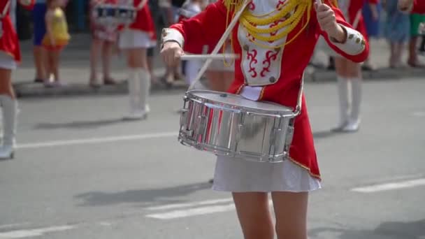 Close-up de bateristas mãos femininas estão batendo no tambor de seus paus. Movimento lento
 - Filmagem, Vídeo