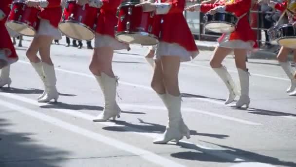 Street performance van feestelijke mars van drummers meisjes in rode kostuums op City Street. Slow Motion - Video