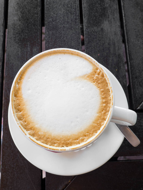 maukas valkoinen kuppi cappuccino latte taidetta puinen pöytä
. - Valokuva, kuva