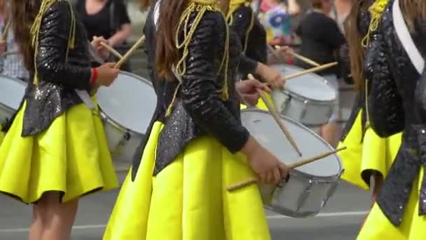 Spettacolo di strada di marcia festiva di ragazze tamburini in costumi gialli neri sulla strada della città - Filmati, video