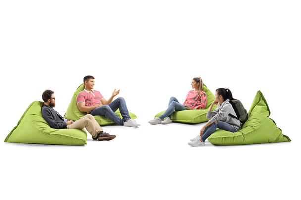 Mladí lidé sedí na fazolových sáčcích a mají rozhovor - Fotografie, Obrázek