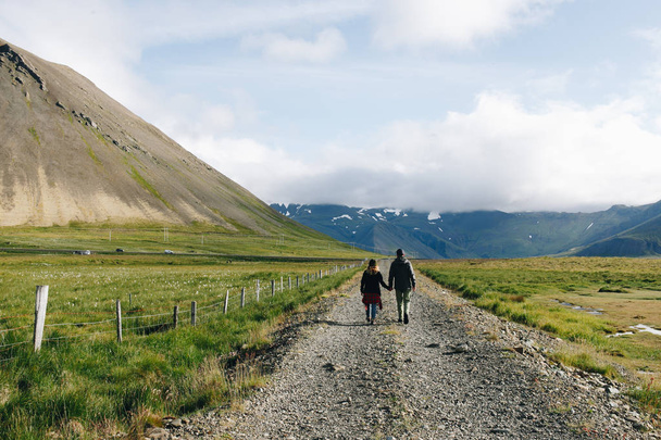 Couple walks away on rural country road - Foto, imagen