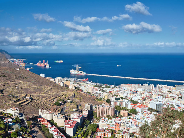 Wejście do portu Santa Cruz de Tenerife fotografowane z wysokim powyżej.        - Zdjęcie, obraz