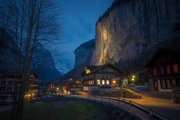 Lauterbrunnen pueblo por la noche, Suiza
 - Foto, Imagen