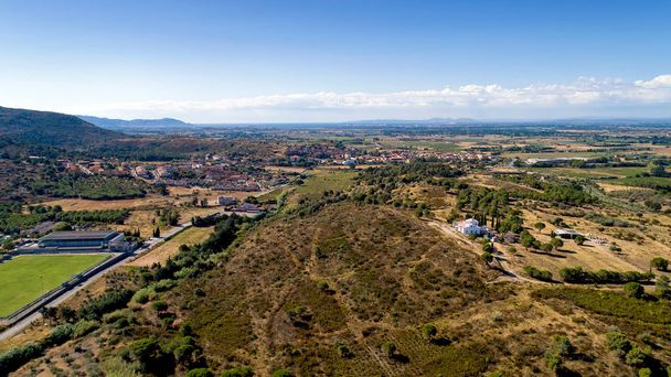 Fotografia lotnicza wsi VILAJUIGA w Katalonii, Hiszpania - Zdjęcie, obraz