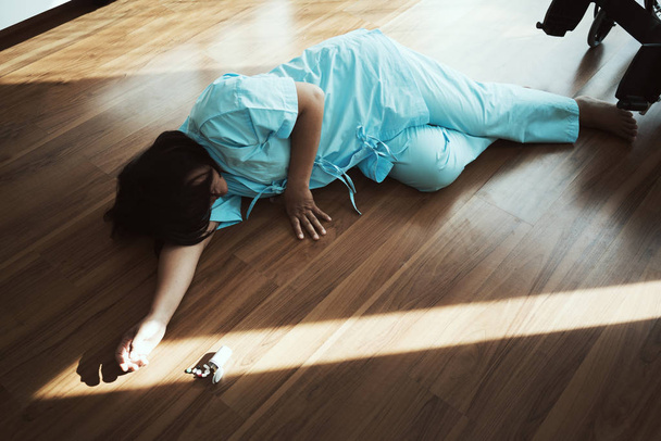 Aziatische vrouw zelfmoord door een overdosis medicatie. Clos - Foto, afbeelding