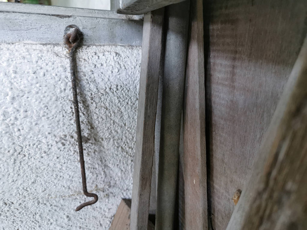 старый винтажный оконный крючок, чтобы держать деревянное окно
 - Фото, изображение