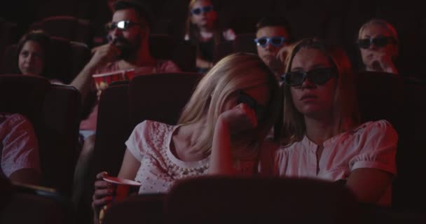 Kobiety płaczące w kinie - Materiał filmowy, wideo