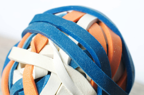 elastici colorati formati da una palla
 - Foto, immagini