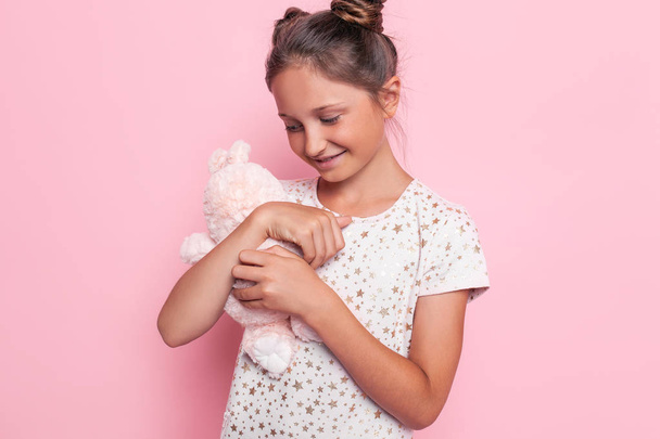 Portrait d'une adolescente heureuse avec un jouet en peluche
 - Photo, image