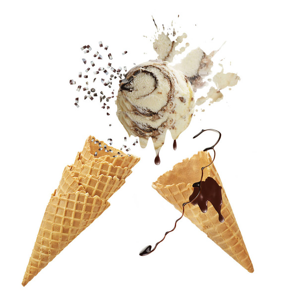 crème glacée aux cônes de gaufres isolés sur fond blanc
. - Photo, image