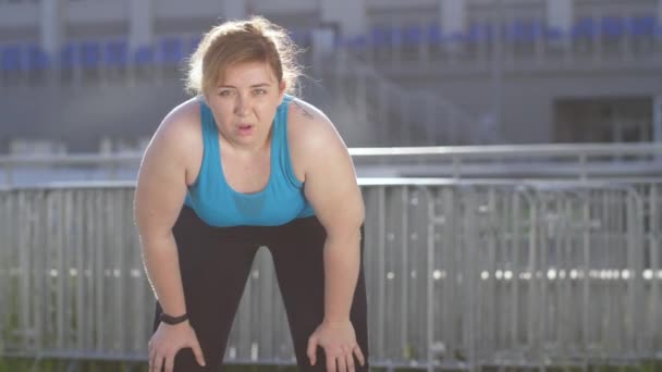 Portret kobiety z nadwagą biegacz podczas przerwy - Materiał filmowy, wideo
