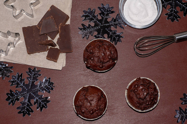 Cupcakes ve malzemeler karanlık bir arka plan üzerinde. Noel için bir cupcake pişirin - Fotoğraf, Görsel