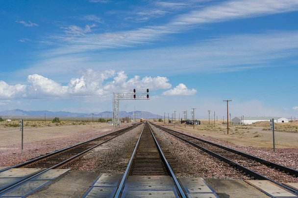 Przejście kolejowe bramy na drodze na pustyni Mojave w południowo-zachodnich Stanach Zjednoczonych. Kalifornii. - Zdjęcie, obraz