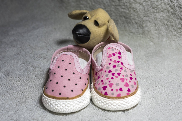 Pink bébi cipő, fehér textúrájú háttér - Fotó, kép