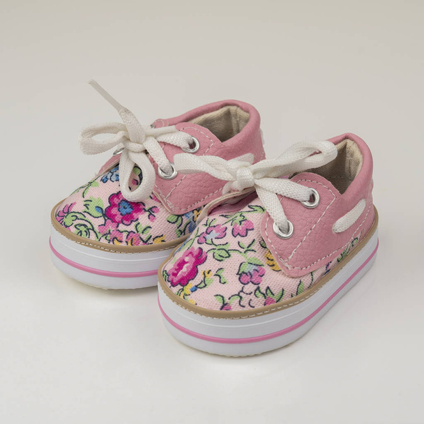 Pink bébi cipő, fehér textúrájú háttér - Fotó, kép