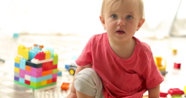 Niedliches Kleinkind spielt mit Spielzeugklötzen - Filmmaterial, Video