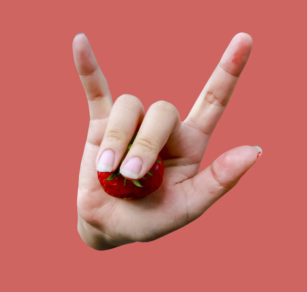strawberry berry in the palm. - Φωτογραφία, εικόνα