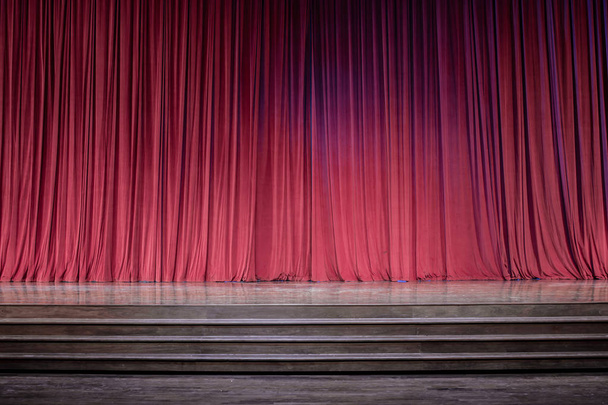 Vieux rideaux rouges sur scène
. - Photo, image