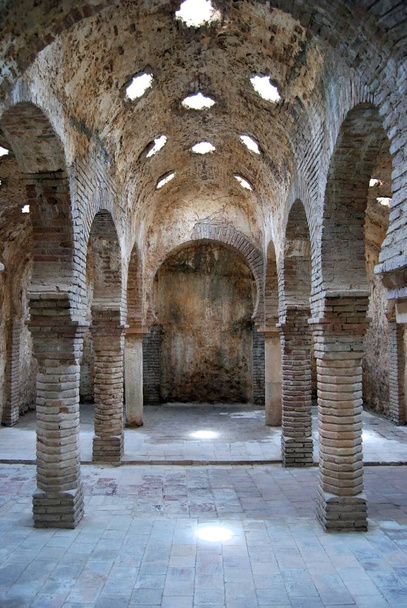 Colunas dentro dos banhos árabes com clarabóias em forma de estrela, Ronda, Espanha
. - Foto, Imagem