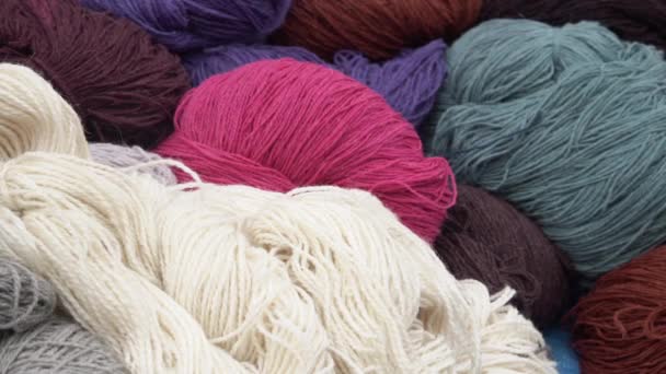 Différentes couleurs de boules de fils à tricoter empilées les unes sur les autres
 - Séquence, vidéo