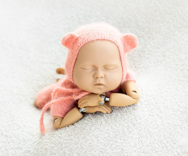 Mannequin of newborn for photo posing - Foto, immagini