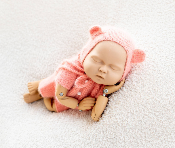 Mannequin of newborn for photo posing - Foto, immagini