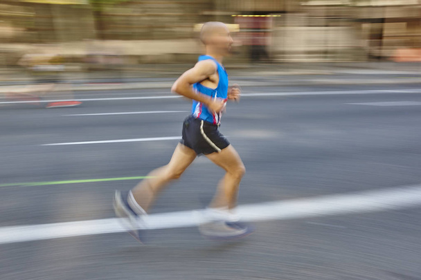 Марафонский бегун в движении на улице. Городской спорт
 - Фото, изображение