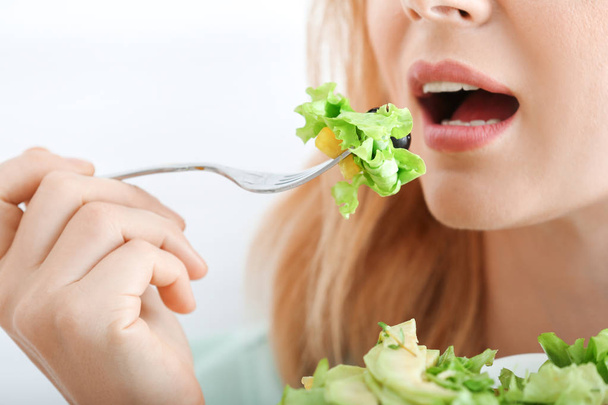 Evde sağlıklı sebze salatası yiyen kadın, yakın çekim - Fotoğraf, Görsel