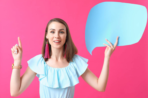 Renk arka planda boş konuşma balonu ile güzel genç kadın - Fotoğraf, Görsel