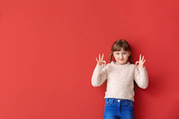 Linda chica muda sorda usando lenguaje de signos en el fondo de color
 - Foto, imagen