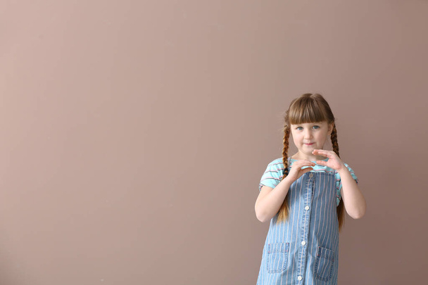 Linda chica muda sorda usando lenguaje de signos en el fondo de color
 - Foto, Imagen