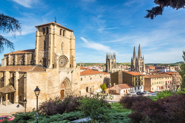 Pohled na kostel San Esteban v ulicích Burgos ve Španělsku - Fotografie, Obrázek
