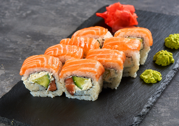 Sushis roulés Philadelphie au saumon, crevette, avocat, fromage à la crème. Menu sushi. Nourriture japonaise. - Photo, image