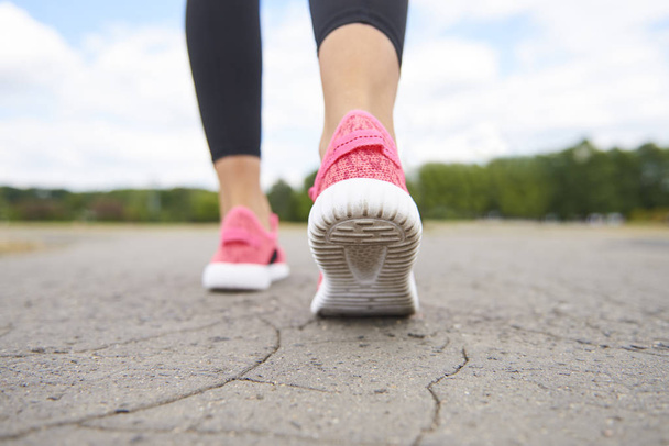 Крупный план ног спортсменов во время бега
  - Фото, изображение