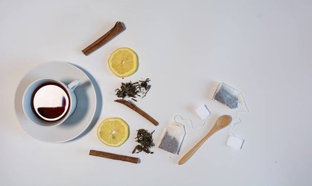 Black tea with lemon and cinnamon. - Foto, afbeelding