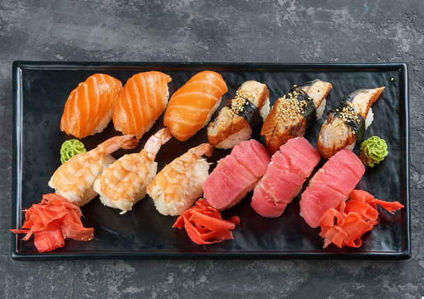 Sushi Set gunkan, nigiri and rolls - Foto, immagini