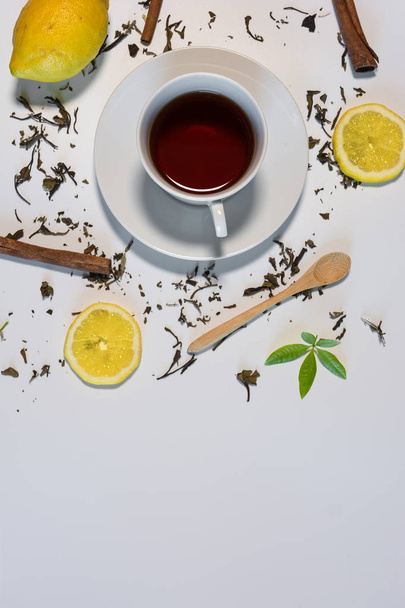 Black tea with lemon and cinnamon. - Fotoğraf, Görsel