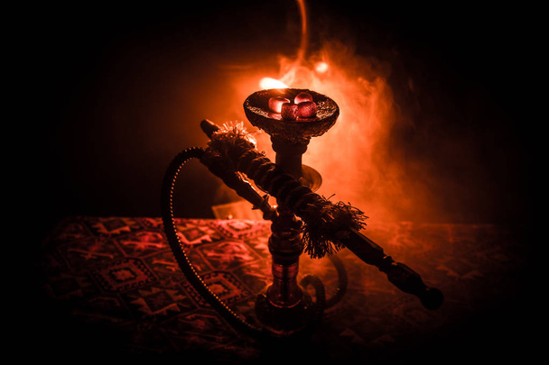 Vízipipa forró parazsat a Shisha Bowl a sötét ködös háttérben. Stílusos keleti Shisha. - Fotó, kép