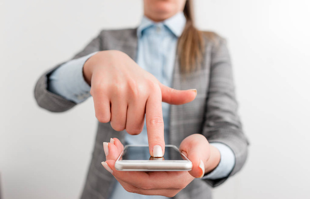 Kobieta biznesu wskazuje palcem na ekranie dotykowym. Koncepcja biznesowa z palcem na mobilnym ekranie dotykowym. - Zdjęcie, obraz