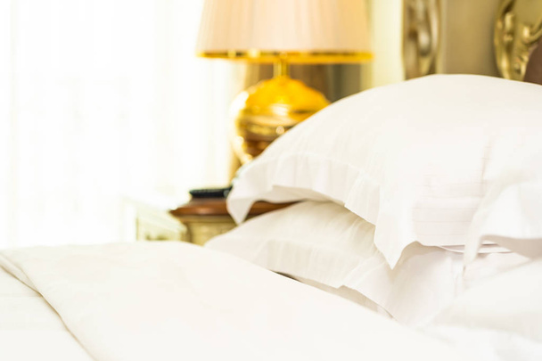 Beautiful luxury comfortable white pillow on bed decoration in b - Valokuva, kuva