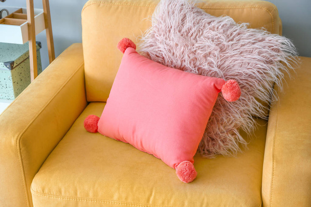 Μαλακά μαξιλάρια στην πολυθρόνα στο σπίτι - Φωτογραφία, εικόνα