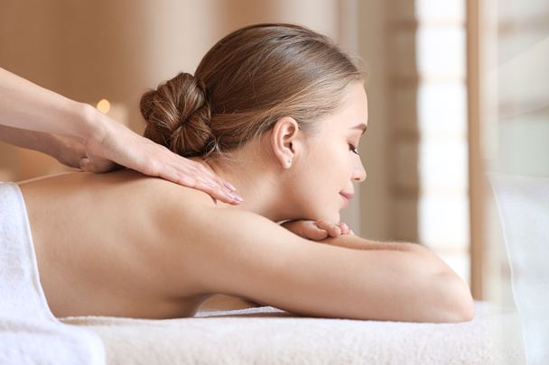 Piękna młoda kobieta otrzymuje masaż w salonie spa - Zdjęcie, obraz