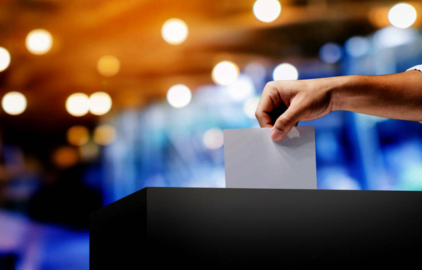 Το χέρι που κρατά το εκλογικό έγγραφο για την εκλογική ψηφοφορία. Η ψήφος είναι πολύ σημαντική για το έθνος μας. Όλοι θα ψηφίσουν. - Φωτογραφία, εικόνα
