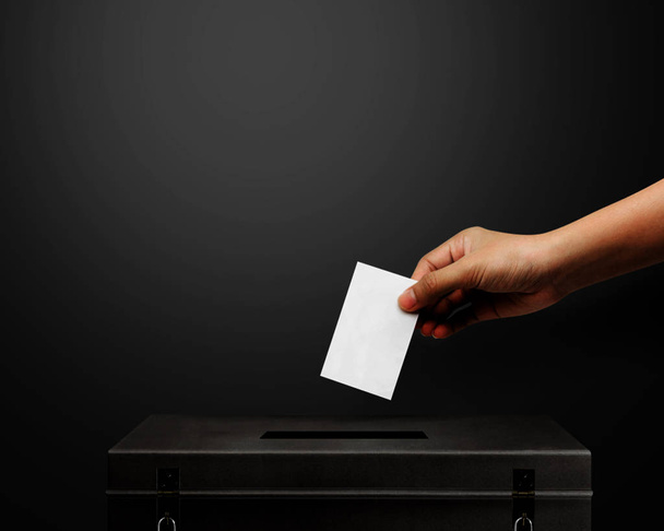 mão segurando cartão para a eleição vote.Vote é muito importante para a nossa nação.
. - Foto, Imagem