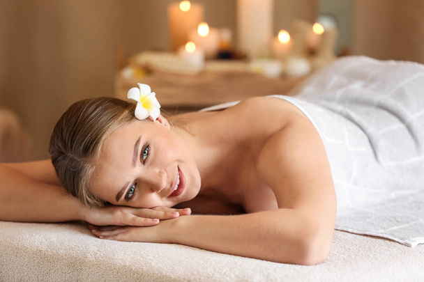 hermosa mujer joven relajarse en el salón de spa - Foto, imagen