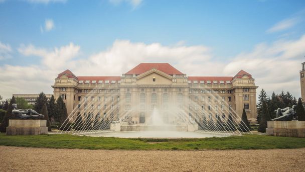 噴水のあるデブレツェン大学本館の外観 - 写真・画像