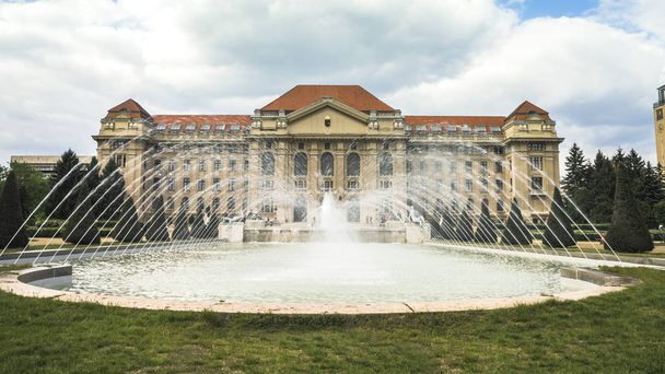 噴水のあるデブレツェン大学本館の外観 - 写真・画像