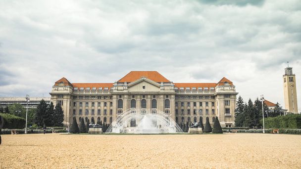 Exterior da Universidade de Debrecen edifício principal com Founta
 - Foto, Imagem